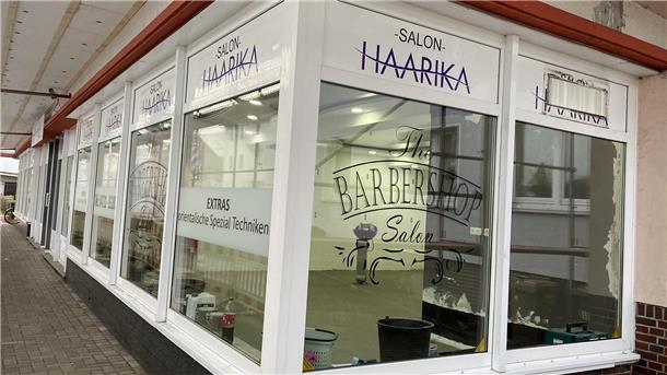 Kamm in: Das sind die krehaartivsten Friseurnamen zwischen Wesermarsch und Elbe Die Friseure im "Haarika" in Nordenham zaubern wundervolle Frisuren (türkisch: "haarika").