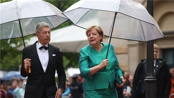Bayreuther Festspiele mit Blitz und Donner eröffnet Die frühere Bundeskanzlerin Angela Merkel ist bekennende Liebhaberin von Wagners Musik. Sie kommt in Begleitung ihres Ehemannes Joachim Sauer zur Eröffnung.