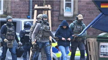 Die frühere RAF-Terroristin Daniela Klette wird in Karlsruhe zu einem Hubschrauber geführt.