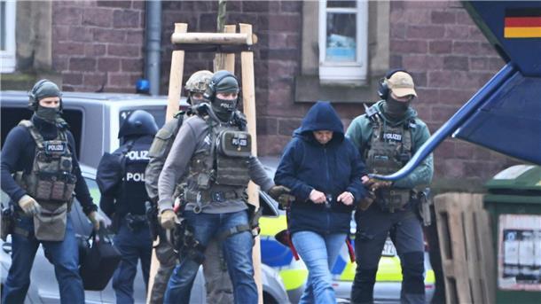 Die frühere RAF-Terroristin Daniela Klette wird nach einem Haftprüfungstermin beim Bundesgerichtshof von Polizisten zu einem Hubschrauber geführt.