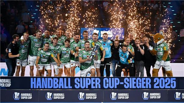 Die Füchse Berlin feiern den ersten Titel in der 60. Bundesligasaison.