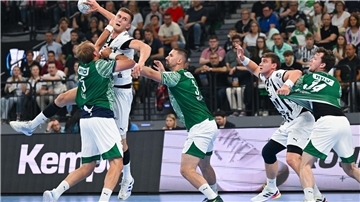 Die Füchse Berlin haben im Duell mit dem THW Kiel zum zweiten Mal den Supercup gewonnen.