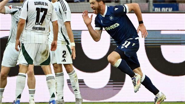 Die Führung für den KSC: Budu Siwsiwadse (r.) nutzt das Chaos in der Schalker Abwehr.