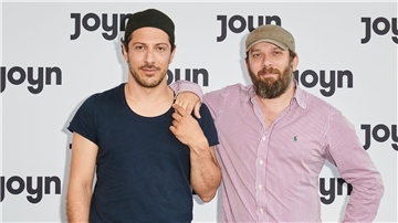 Die fünfte Staffel „jerks.“ mit Christian Ulmen (r) und Fahri Yardim ist von Februar 2023 an zu sehen.
