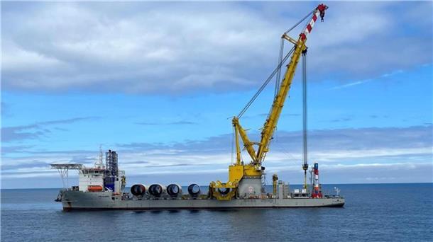 Die Fundamente für die 11-Megawattanlage werden derzeit in der Nordsee gesetzt.