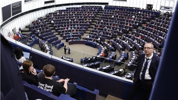 Die Funktionsweise des Europaparlaments interessierte die Schüler des Braker Gymnasiums bei der Diskussion mit dem SPD-Europakandidaten Jan Wilde und der SPD-Landtagsabgeordneten Karin Logemann besonders.