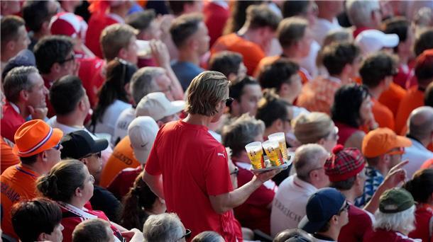 Fußball-EM-Effekt ist für Brauereien verpufft Die Fußball-EM hatte Veltins zufolge keinen positiven Effekt auf den Bierabsatz in Deutschland. (Symbolbild)