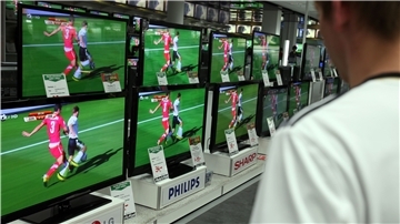 Die Fußball-Europameisterschaft hat wie in den vergangenen Jahren das Geschäft mit Fernsehgeräten angekurbelt.