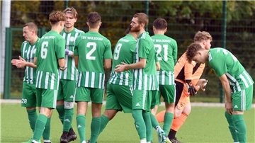 Fußballspieler des TSV Wusldorf bereiten sich auf das Spiel gegen den Tabellenführer vor.