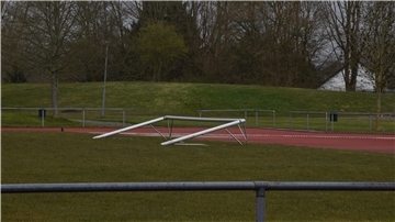 Die Fußballplätze – wie hier im Nordenhamer Plaatweg-Stadion – dürfen bis zum 19. April nicht benutzt werden. Ob die Fußballtore danach aufgestellt werden können?
