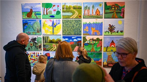 Die Gärten, die die jungen Talente der Jugendkunstschule entwerfen, sehen sehr unterschiedlich aus. Die Idylle mit Teich und Pferd ist ebenso dabei wie eine Katze vor einem blauen Zaun, hinter dem der Garten nur zu erahnen ist.