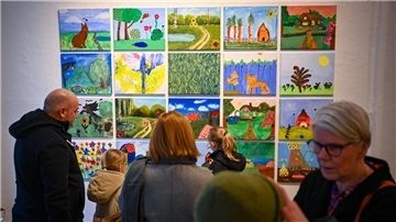 Die Gärten, die die jungen Talente der Jugendkunstschule entwerfen, sehen sehr unterschiedlich aus. Die Idylle mit Teich und Pferd ist ebenso dabei wie eine Katze vor einem blauen Zaun, hinter dem der Garten nur zu erahnen ist.