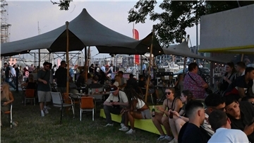 Die Gäste auf dem Neus Festival genießen die letzten Sonnenstrahlen.