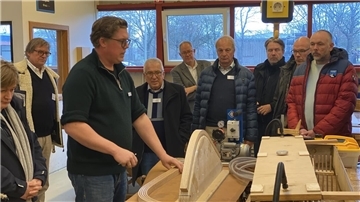 Die Gäste schauten sich vor Ort um, wie in Brake Nachwuchskräfte für den Bootsbau ausgebildet werden.