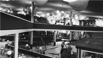 Die Galerie war offen, und oben baumelten runde Lampen: die Discothek Pam Pam im Jahr 1975, am Tag vor der Eröffnung.