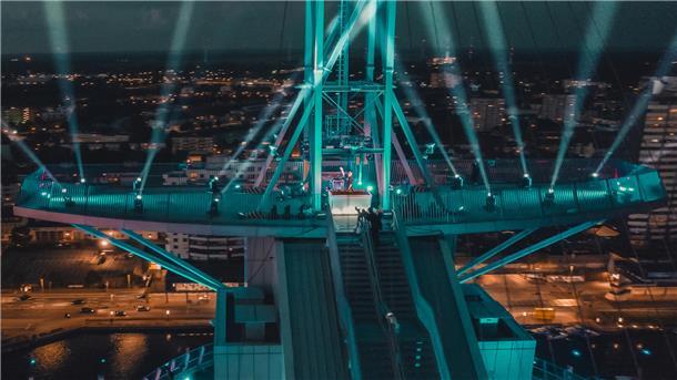 Die fünf verrücktesten Ideen, die es in Bremerhaven gegeben hat Die ganze Magie Bremerhavens: Das Atlantic Hotel Sail City, von Drohnen umkreist, wurde in der Abenddämmerung aufregend illuminiert.