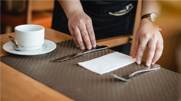 Die Gastronomen im Kreis Rotenburg müssen mehr ausbilden und die Ausbildungsbedingungen gleichzeitig verbessern, fordert die NGG.