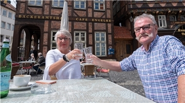 Niedersachsen lockert Corona-Regeln Die Gastronomie in Niedersachsen darf im Außenbereich wieder öffnen. Das Ehepaar Walther ist vollständig geimpft und nutzt gleich die Gelegenheit.