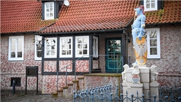 Nebeneingang der Burg Bederkesa mit Statue im Vordergrund