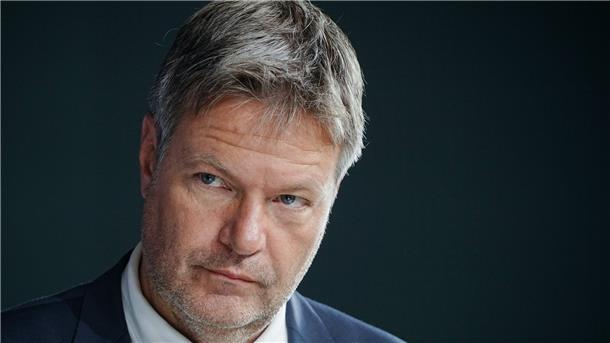 Die Gasumlage ist weiter schwer umstritten. Wirtschaftsminister Robert Habeck will sich mehr Zeit verschaffen.