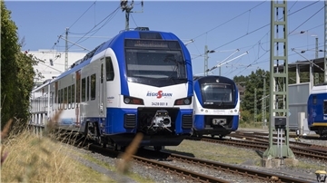 Zwei Züge stehen auf Gleisen