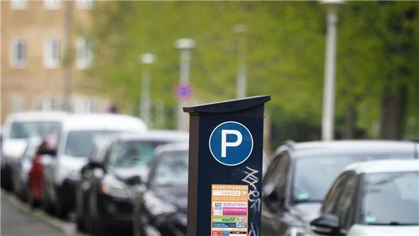 Die Gebühr für einen Parkschein pro Stunde sollte mindestens so hoch sein wie die Kosten für einen Einzelfahrschein in Bus und Bahn, fordert die Deutsche Umwelthilfe.