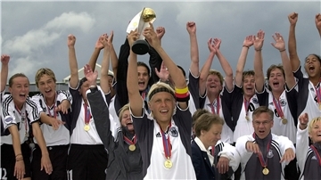 Die gebürtige Osenhorsterin Doris Fitschen beendete 2001 als Kapitänin der deutschen Nationalmannschaft und Europameisterin ihre aktive Karriere.