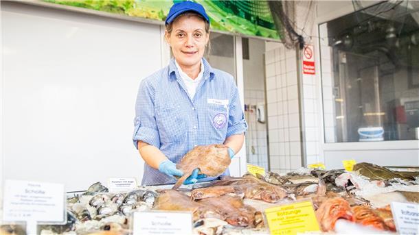 Die gebürtige Portugiesin Tina Rebelo ist Fischverkäuferin aus Leidenschaft bei Schüttler & Seifert im Fischereihafen, sie zeigt eine der bei Kunden beliebte, eisgekühlte Rotzunge.