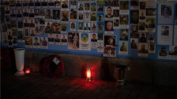 Die „Gedenkwand für die gefallenen Verteidiger der Ukraine im russisch-ukrainischen Krieg“ in Kiew.