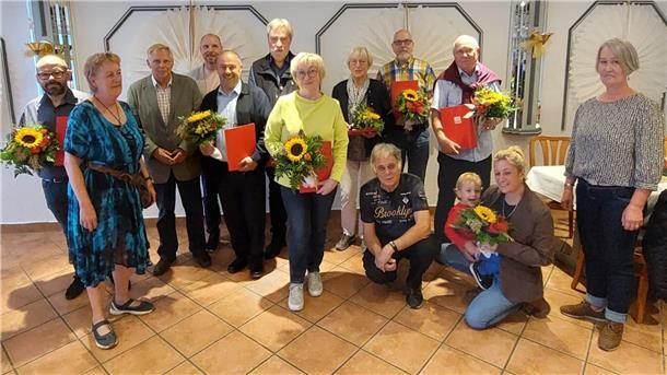Die Geehrten des SPD-Ortsvereins Lehe haben sich zu einem Gruppenfoto aufgestellt.