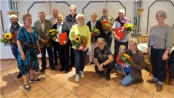 Die Geehrten des SPD-Ortsvereins Lehe haben sich zu einem Gruppenfoto aufgestellt.