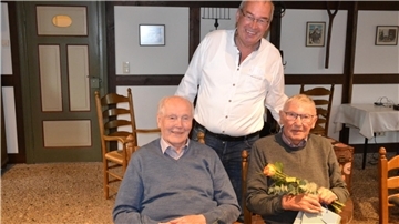 Die geehrten Egon Cöllen (links) und Siegfried Frädrich (rechts) und Vorsitzender Jürgen Kiel.
