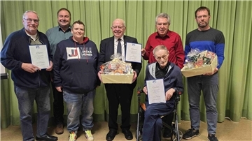 Die geehrten Mitglieder des SV Kleinensiel (von links) Heinrich Dähne, 2. Vorsitzender Uwe Fuhrken, Schriftführerin Diana Warum, Günter Busch, Heiko Pieperjohanns, Vorsitzender Hans-Jürgen Biskup (dahinter) und Kassenwart Rainer Suhr