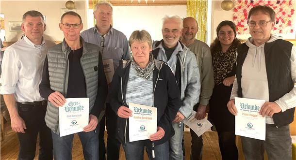 Die geehrten Mitglieder des TSV Karlshöfen mit der zweiten Vorsitzenden Melanie Blank (Zweite von rechts.) sowie dem ersten Vorsitzenden Clemens Kullik (links).