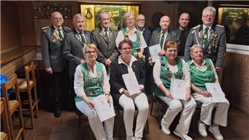 Die geehrten Mitglieder - intere Reihe: Vizepräsident Norbert Alex (von links), Helmut Neufeld, Johann Burmester, Tanja Rubach, Günter Wehleit, Mathias Flathmann, Präsident Holger Rubach. Vordere Reihe: Doris Tietjen (von links), Manuela Schulz, Tilla Niemeyer und Irmtraut Uhlenbruch.