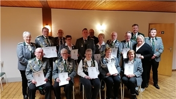 Die geehrten Mitglieder mit der Schützenpräsidentin Aenne Holm (links), dem Schützenpräsidenten Henrik Brockmann (rechts), sowie dem damaligen NWDSB-Präsidenten Frank Pingel (hinten, rechts).