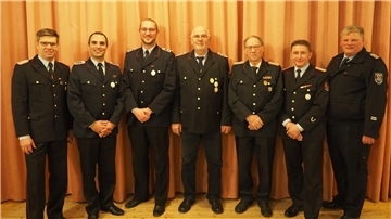 Die Geehrten zwischen Michael Rinas (links, Abschnittsleiter Cux-Nord) und Stadtbrandmeister Matthias Witte (rechts), von links: Phillip Meyer (neuer Ortsbrandmeister), Daniel Zauritz, Ernst Vogel, Wilhelm Morick und Fabian Koop.