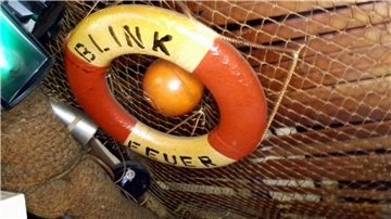 Rettungsring mit der Aufschrift "Blinkfeuer" in der gleichnamigen Hafenkneipe