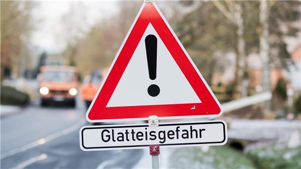 Schild mit Warnung vor Glatteisgefahr 