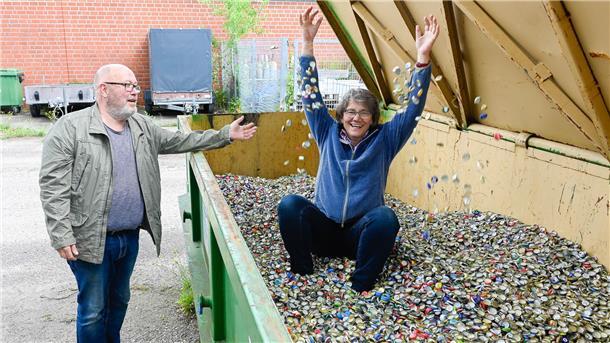„Die Geister, die ich rief...“: Thomas und Ilse-Marie Voß begutachten die stetig wachsende „Ausbeute“ im Container auf dem Gelände von Andreas Villwock.