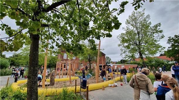 Die gelbe Betonschlange bildet den Rahmen um die fantasievolle Spiellandschaft auf dem Dorumer Grundschul-Pausenhof. „Die verleiht dem Ensemble einen richtig fröhlichen Charakter“, findet Spielplatzdesigner Rainer Kahns.
