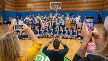 Die Gelegenheit, Fotos zu machen, wurde von den Eisbären-Fans ausgiebig genutzt.