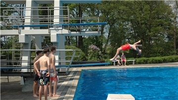 Das Foto zeigt ein paar Jungs im Freibad. 