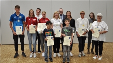Die Gemeinde Stadtland hatte die verdienten Sportlerinnen und Sportler zu einer kleinen Feierstunde in die Markthalle in Rodenkirchen eingeladen. Bürgermeister Harald Stindt (hinten Mitte) überreichte die Auszeichnungen. 