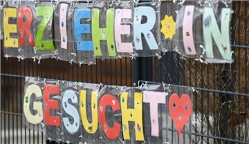 Die Gemeinden sind händeringend auf der Suche nach Erzieherinnen. Im Kreis Cuxhaven will man sich nun um eine Vergütung für die Ausbildung bemühen, um den Job attraktiver zu machen. 