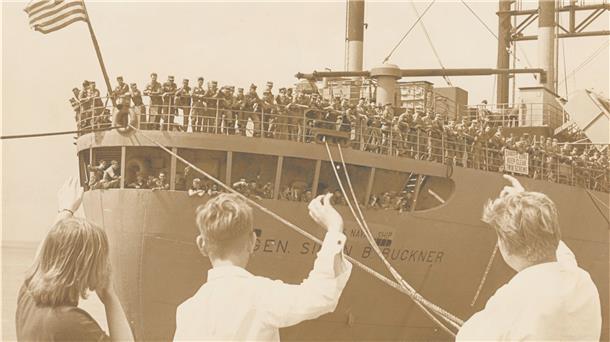 Die „General Simon S. Buckner“ legt im Mai 1964 von der Columbuskaje ab.