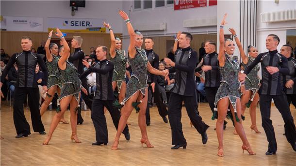 Das B-Team der TSG-Lateinformationen stellt seine neue Choreografie namens "Matrix Revolutions" vor