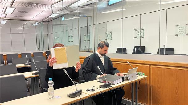 Urteil im Prozess um „Reichsbürger“-Umsturzpläne erwartet Die Generalstaatsanwaltschaft und Verteidiger Fuat Yalti beantragten einen Freispruch für die Angeklagte im „Reichsbürger“-Prozess. (Archivbild)