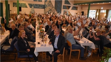 Die Generalversammlung der Raiffeisenbank Butjadingen-Abbehausen bei der Abstimmung Montagabend im Rathaussaal in Burhave.