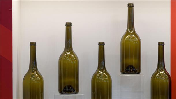 Bilder des Tages Die Genossenschaft Weinheimat Württemberg stellt auf der Fachmesse ProWein in Düsseldorf eine neue 0,75 Liter-Mehrwegflasche für Wein vor.